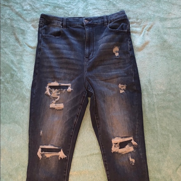 American Eagle Outfitters Denim - cute dark washed ripped jean